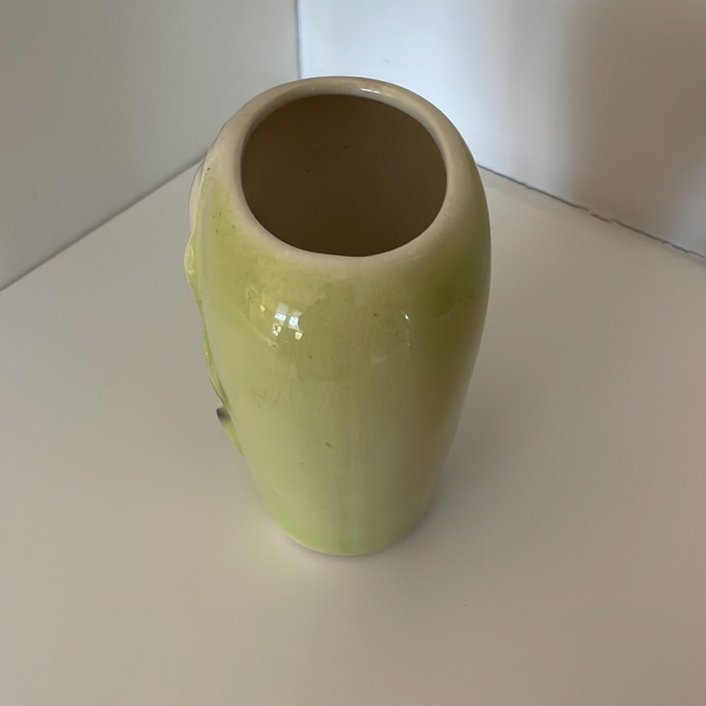 Vintage Royal Copley, MCM chartreuse vase with leaf detail. Excellent condition! - Picture 5 of 11